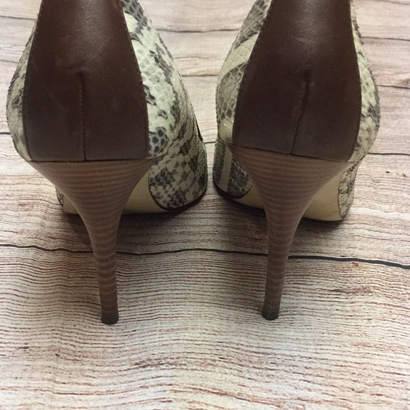 B Makowsky snakeskin leather pumps. 7 1/2 - Picture 5 of 6